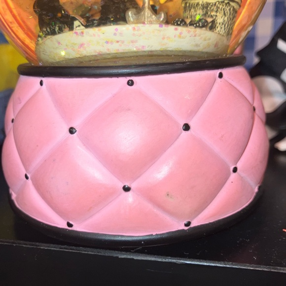 Vintage Victoria’s Secret Collectible SNOWGLOBE - Picture 4 of 7